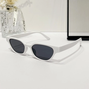 Lunettes de soleil œil de chat ovales avec monture blanche et verres gris foncé chic