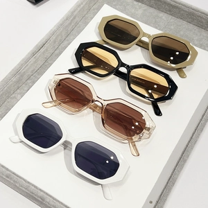 Collection de lunettes de soleil octogonales de différentes couleurs sur un présentoir