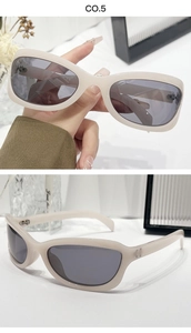 Dettaglio occhiali da sole ovali retrò beige con stanghette larghe e lenti grigio scuro