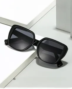 Détail de lunettes de soleil carrées noires avec verres de protection sur blocs géo
