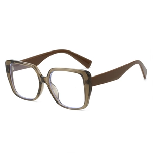 Chic lunettes de soleil carrées oversize avec monture thé translucide et verres anti-lumière