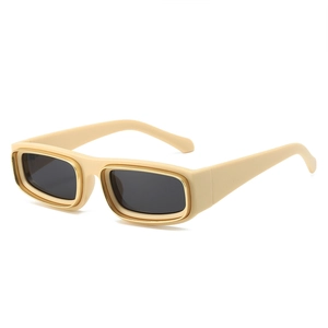 Occhiali da sole rettangolari beige con montatura interna in metallo dorato e lenti scure