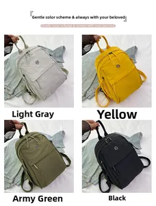 Vue détaillée présentant les sacs à dos légers en gris clair, jaune, vert armée et noir