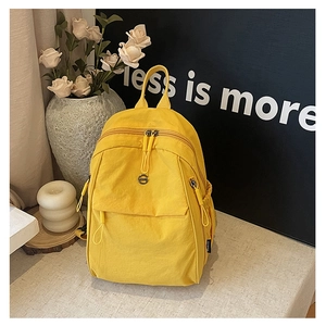 Détails du sac à dos minimaliste jaune vif avec poche frontale et compartiments latéraux