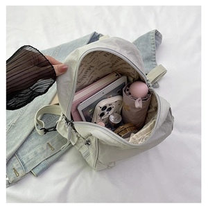 Vue intérieure du mini sac à dos en nylon gris montrant l'espace pour tablette et parapluie