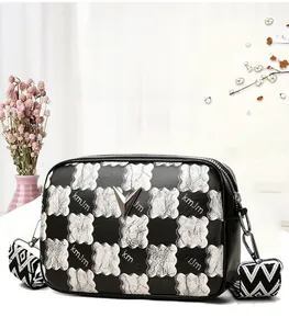 Vue détaillée du sac bandoulière à damier avec logo V et large bandoulière rayée