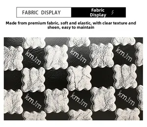 Gros plan sur tissu en cuir synthétique à damier avec logo kmJm et fini brillant