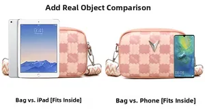 Détail du sac bandoulière à carreaux montrant sa capacité par rapport à un iPad