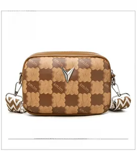 Vue détaillée du sac caméra à damier marron avec logo V en métal et large bandoulière