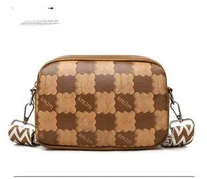 Vue arrière du sac à bandoulière damier marron avec large sangle en tissu à motifs
