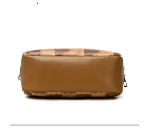 Vue détaillée du fond plat et du côté imprimé de ce sac bandoulière en similicuir marron