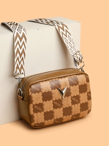 Détail du sac bandoulière marron avec monogramme kmJm et large sangle géométrique