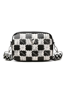 Détail du sac caméra à damier avec logo V argenté et large bandoulière en textile