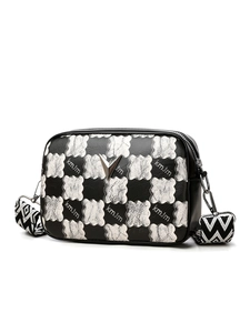 Détail macro du sac à bandoulière damier avec logo V argenté et cuir texturé noir