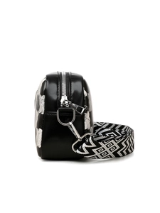 Détail du sac caméra en cuir noir avec imprimé floral et bandoulière tissée géométrique