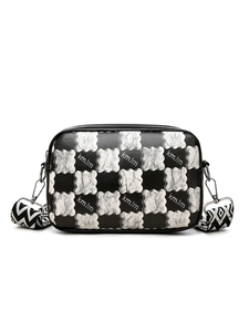 Détail du sac bandoulière à damier avec texture nuage et large sangle géométrique