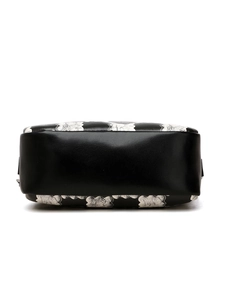 Vue détaillée du fond du sac bandoulière à damier montrant la texture du cuir noir