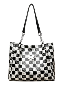 Détail du sac cabas à carreaux avec papillon argenté et imprimé monogramme kmJm
