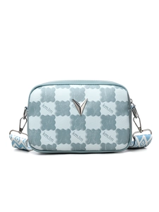 Détail du sac bandoulière à damier bleu avec logo V argenté et bandoulière tissée