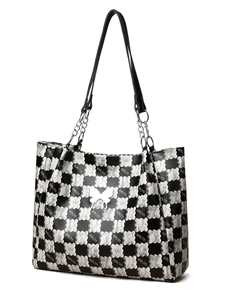Détail du cabas à damier avec breloque papillon argentée et bandoulière en chaîne
