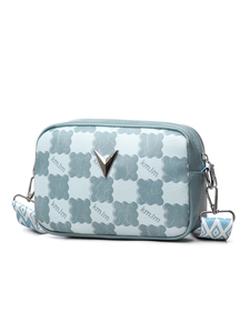 Gros plan du sac bandoulière bleu clair à motif nuage avec logo V argenté et large bandoulière