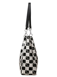 Détail du sac cabas à damier avec motif kmJm et attache bandoulière chaîne argentée