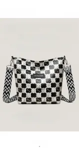 Détail du cabas à damier avec large bandoulière géométrique et plaque métallique