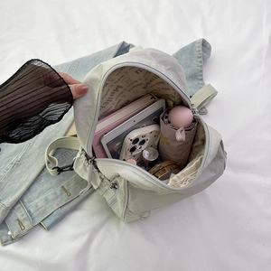 Sac à dos en nylon gris clair avec compartiments intérieurs spacieux et poche tablette