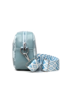 Détail du sac bandoulière bleu clair montrant la texture cuir et la sangle tissée
