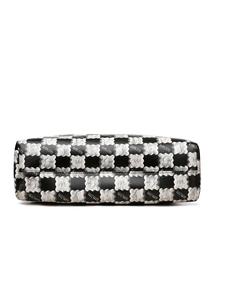 Vue détaillée du fond du sac cabas à damier noir et blanc avec logo kmJm imprimé