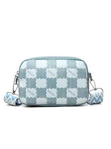 Détail du sac caméra bleu clair avec large bandoulière tissée aux motifs géométriques
