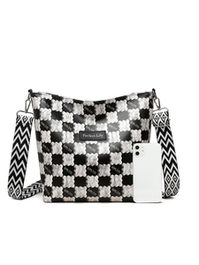 Détail du sac cabas à damier avec bandoulière et smartphone pour référence de taille