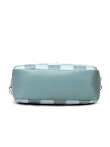 Vue détaillée du fond du sac bandoulière à damier montrant la base en cuir et coutures