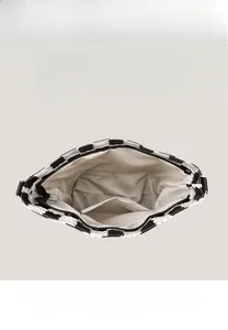 Détail de l'intérieur du sac cabas à carreaux avec une poche ouverte et zip noir