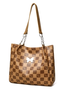 Détail du cabas marron à damier avec ornement papillon et bandoulière en chaîne