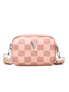 Détail du sac bandoulière à damier rose avec logo V argenté et sangle à motifs