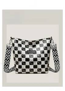 Détail du sac cabas à damier avec logo en métal Perfect Lily et bandoulière à motifs