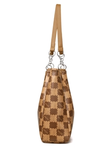 Détail du sac cabas à carreaux avec motifs floraux et attache de bandoulière en chaîne