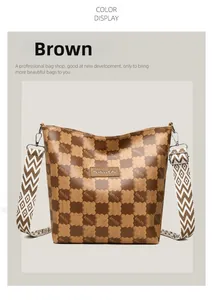 Détail du sac cabas à damier avec bandoulière tissée et plaque de marque en métal