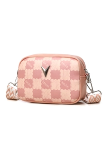 Détail macro du sac bandoulière rose à damier avec logo V argenté et texture cuir grainé