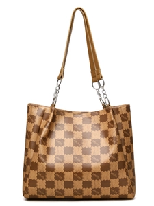 Détail du sac cabas à damier avec motif ours, lanière en cuir et maillon argenté