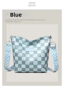 Détail du sac cabas à damier bleu avec bandoulière tissée à motif géométrique