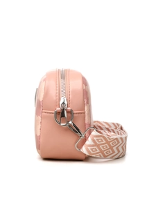 Vue latérale du sac bandoulière rose à damier avec détail de sangle à motif jacquard