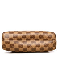 Détails de la texture en cuir PU à carreaux marron et des coutures du sac fourre-tout