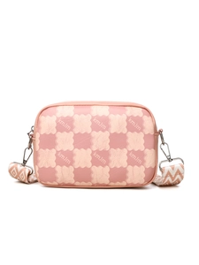 Détail du sac bandoulière à damier rose avec imprimé lettres et bandoulière large