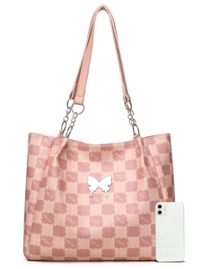 Détail du sac cabas rose avec imprimé lettres, papillon argenté et référence de taille