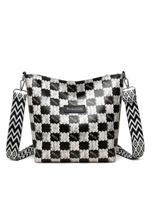 Détail du sac cabas à damier avec lettrage artistique et bandoulière géométrique