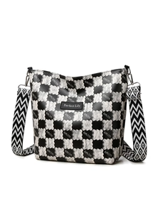 Détail du sac à carreaux avec motifs d'ours et bandoulière tissée ajustable