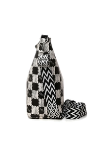 Vue latérale détaillée du sac cabas noir et argent avec bandoulière à motifs géométriques