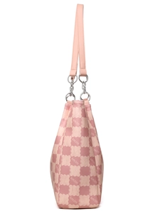Détail du sac cabas rose et beige avec motif monogramme kmJm et bandoulière chaîne